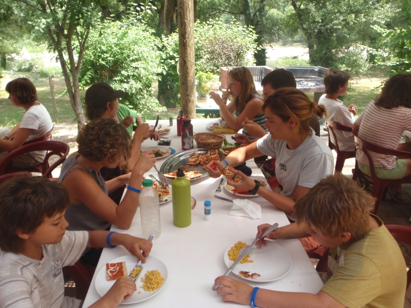 Village Camps International Summer Camp Ard&egrave;che, France 2019-07-26 https://www.villagecamps.com/journals_admin/images/24-22-Chow time.jpg